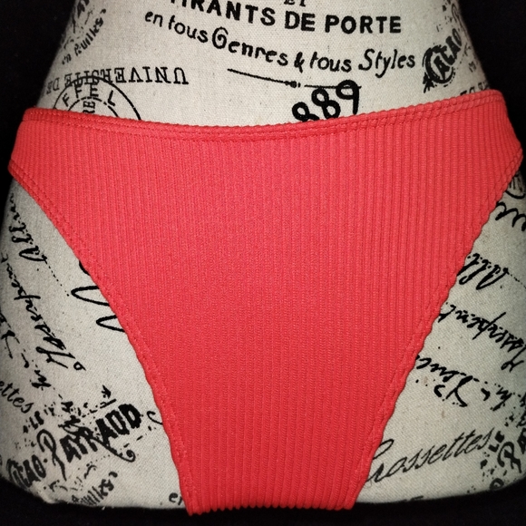 Bikini - Picture 3 of 8